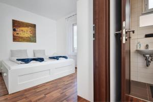 ブダペストにあるVision Apartments Budapestのバスルーム(白いベッド1台、シンク付) +37枚の写真