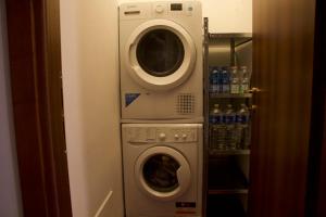 a washing machine and a dryer in a room at Appartamento Mandiri in San Casciano in Val di Pesa