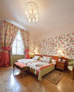 Łóżko lub łóżka w pokoju w obiekcie The Bonerowski Palace Boutique Hotel