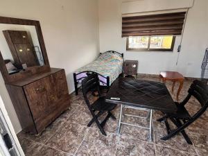 - une chambre avec un lit, une table et des chaises dans l'établissement 2 Bedrooms flat with balconies!, à Amman