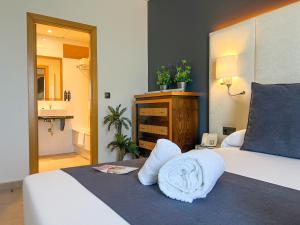 a bedroom with a bed and a bathroom at On Family Islantilla in Islantilla