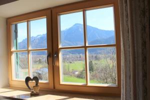 een raam met uitzicht op een berg bij Leitnerhof in Bad Reichenhall