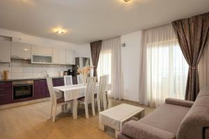 Kuchyň nebo kuchyňský kout v ubytování Apartments Lea