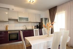 Kuchyň nebo kuchyňský kout v ubytování Apartments Lea