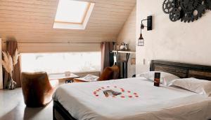 1 dormitorio con 1 cama con manta blanca y ventana en Abri Cosy - Suite Romantique en Saint-Gilles