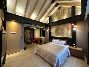ein Schlafzimmer mit einem großen Bett in einem Zimmer in der Unterkunft Song Xia Motel in Dali