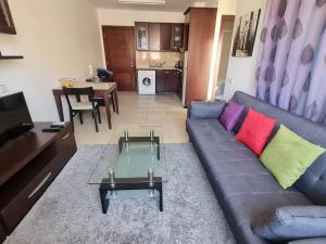 sala de estar con sofá y mesa en DANAOS 2 COMPLEX APARTMENT - By IMH Travel & Tours en Pafos