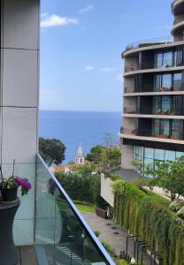 フンシャルにあるAstro Madeira Apartmentsの建物のバルコニーから海の景色を望めます。