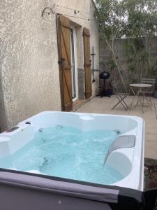 Fotografie z fotogalerie ubytování Gites de Lyse avec Jacuzzi v destinaci Roujan
