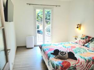 sypialnia z misiem leżącym na łóżku w obiekcie Charmante maison de village Collioure w mieście Collioure
