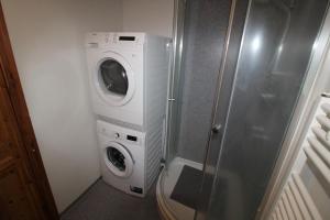 y baño con lavadora y lavadora. en Húsavík Apartments, en Húsavík