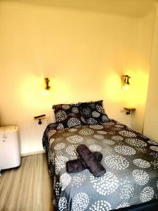 Schlafzimmer mit einem schwarzen und weißen Bett mit Kissen in der Unterkunft Charmante maison de village Collioure in Collioure