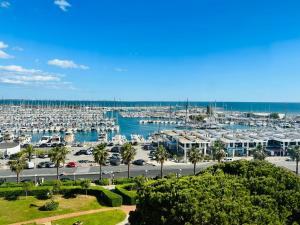 un port de plaisance avec un tas de bateaux dans l'eau dans l'établissement Studio chic et cosy vue mer, à La Grande Motte