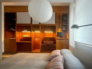 1 dormitorio con cama y lámpara grande en Living in the archeosites - Rental Apartments, en Siracusa
