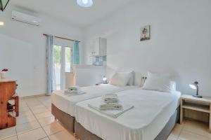 1 dormitorio con 1 cama grande con sábanas blancas en Pavlos Place, en Antíparos 37 fotos más