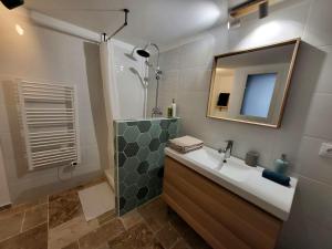 Ванна кімната в Gite cosy et spacieux