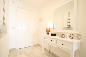 Koupelna v ubytování MARBELLA BANUS SUITES - Banus Playa Rocio Sea Views Apartment