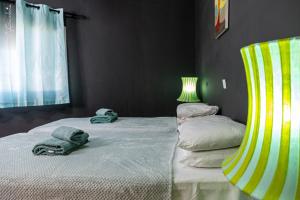 BakauSeaview 1-Bed Suite on Cape Point Beach Bakau的一间卧室，床上有一张带毛巾的床