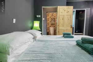 BakauSeaview 1-Bed Suite on Cape Point Beach Bakau的一间卧室，有两张床，床上有毛巾