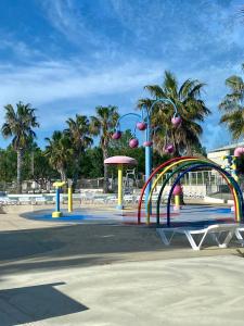 een speeltuin met een achtbaan in een park bij Ruhig gelegenes Mobilhome La Carabasse in Vias