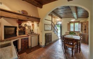uma cozinha com um arco e uma mesa e cadeiras em Il Colle em Galbino