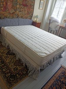 a bed in a room with a mattress on the floor at Villa des Chats in Calais