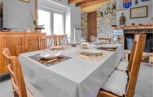 stół jadalny z białą tkaniną w obiekcie Nice Home In Créances With Wifi w mieście Créances