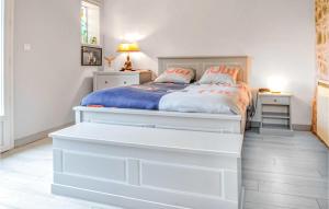 biała sypialnia z dużym białym łóżkiem w obiekcie Nice Home In Créances With Wifi w mieście Créances +21 zdjęć