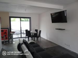 Télévision ou salle de divertissement dans l'établissement Villas Manguier