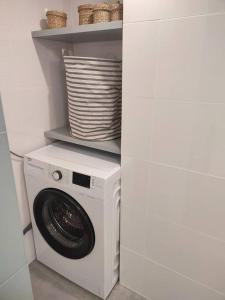 - un lave-linge et un sèche-linge blancs dans une cuisine blanche dans l'établissement Volos center, St Nicholas Square, XENIOS, à Vólos