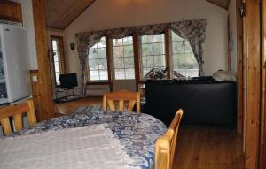 Kangerud的住宿－Amazing Home In Segmon With Sauna，客厅配有桌子和沙发