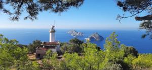 einen Leuchtturm auf einem Hügel mit Meerblick in der Unterkunft Gelidonia Fenerium Holiday Home in Antalya + 20 Fotos