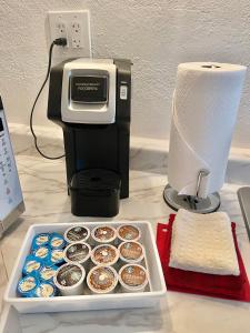 - une boîte de petits gâteaux assise à côté d'une cafetière dans l'établissement “Beautifull Cozy Studio…With Private Entrance”, à Las Vegas