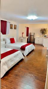 2 Betten in einem großen Zimmer mit Holzböden in der Unterkunft “Beautifull Cozy Studio…With Private Entrance” in Las Vegas