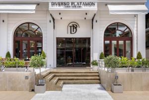 un edificio con una escalera delante de él en Diverso Platamon, Luxury Hotel & Spa, en Platamonas