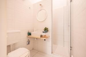 y baño con ducha, aseo y lavamanos. en A20- Boutique Apartments, Best Location. By BQA, en Budapest