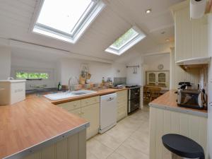 uma grande cozinha com clarabóias no tecto em Ayr Cottage em Tintagel