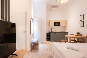 cocina y sala de estar con nevera. en A20- Boutique Apartments, Best Location. By BQA, en Budapest