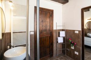 ヴェローナにあるPonte Postumioのバスルーム(バスタブ、シンク、シャワー付)