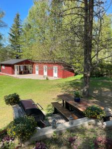 a picnic table in front of a red barn at Emakaru Puhkemaja in Otepää