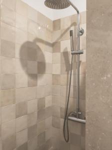 een douche met een douchekop in de badkamer bij Apartamento en Vilanova i la Geltrú in Vilanova i la Geltrú