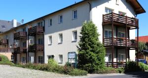 ein Gebäude mit Balkon auf der Seite in der Unterkunft Haus Bergblick in Frauenwald