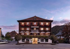 un gran edificio con flores en la parte delantera en Krone Hittisau - Hotel & Restaurant im Bregenzerwald, en Hittisau