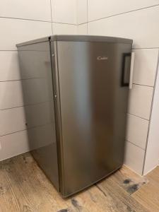 a stainless steel refrigerator in a kitchen at Emakaru Puhkemaja in Otepää