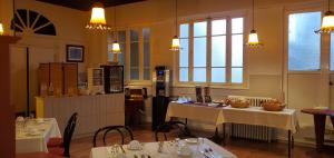 Hotel Bar Restaurant Saint Paul餐厅或其他用餐的地方