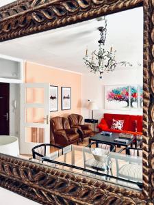 um espelho que reflecte uma sala de estar com um sofá e uma mesa em Casa de la Playa em Vega de Espinareda