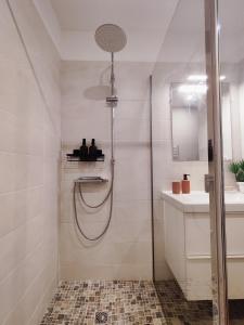 a bathroom with a shower and a sink at Le Terra Cotta - proche Hyper centre in Montauban +21 photos
