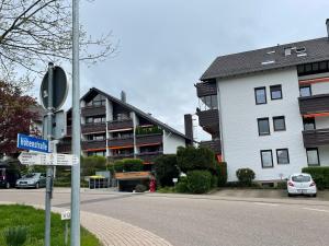 ein Straßenschild vor einem Gebäude in der Unterkunft Apartment mit toller Aussicht in Bad Liebenzell