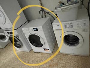 zwei Waschmaschinen und ein Trockner in einem Zimmer in der Unterkunft Apartment mit toller Aussicht in Bad Liebenzell
