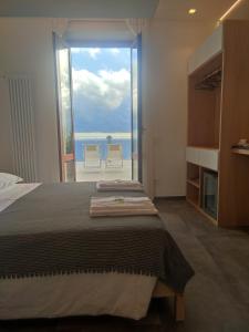 1 dormitorio con cama y vistas al océano en Hotel Due Gemelli, en Riomaggiore